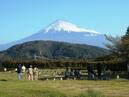 富士山の初雪に歓声！